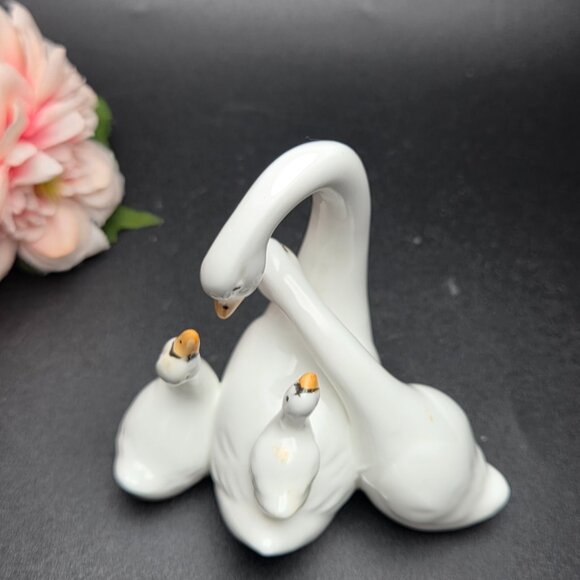 Vintage Royal Ascot Family Figurine Mother Swan & Baby Swans Cygnets Bone China - Picture 5 of 12